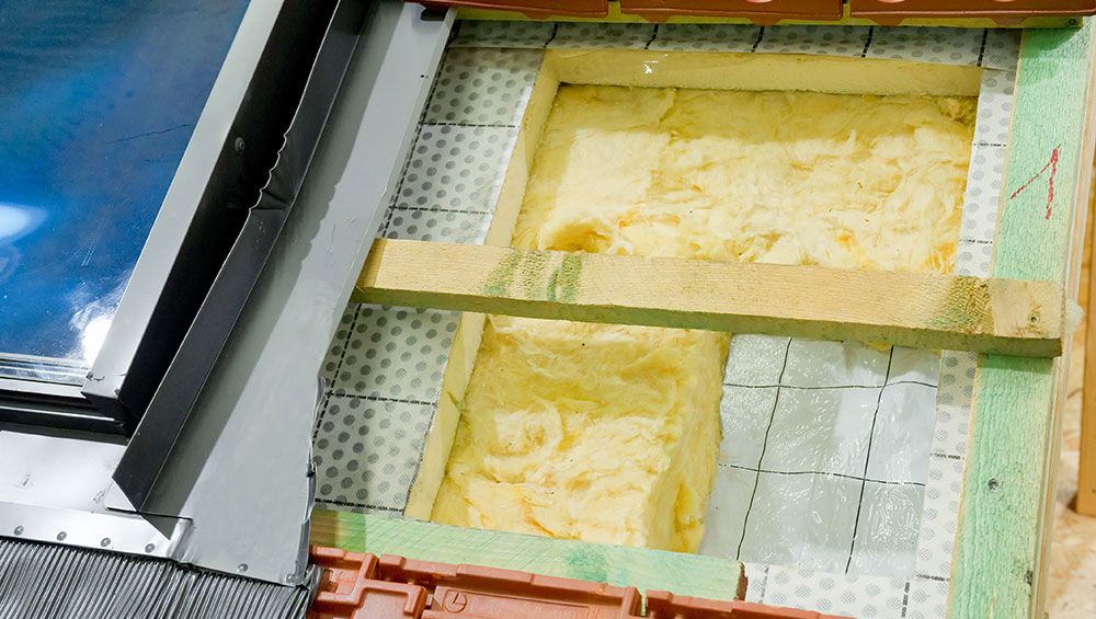 Dachdämmung: Detailaufnahme von Isolationsmaterial in der Dachkonstruktion
