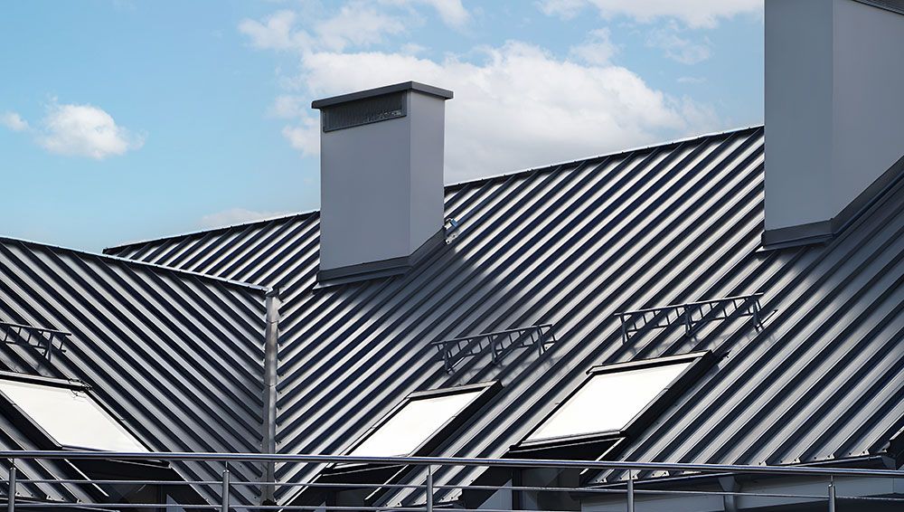 Modernes Metalldach mit Trapezblech und integrierten Dachfenstern
